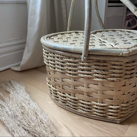 Large Wicker Heart Basket | Bamboo handles - Picture 9 of 11